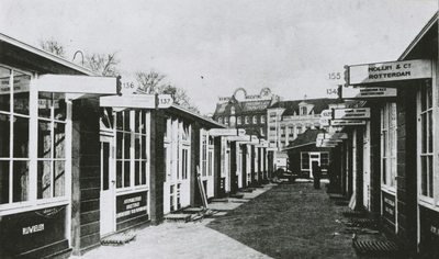 863625 Gezicht op een laantje met tijdelijke monsterkamers op het Vredenburg te Utrecht, tijdens een jaarbeurs.